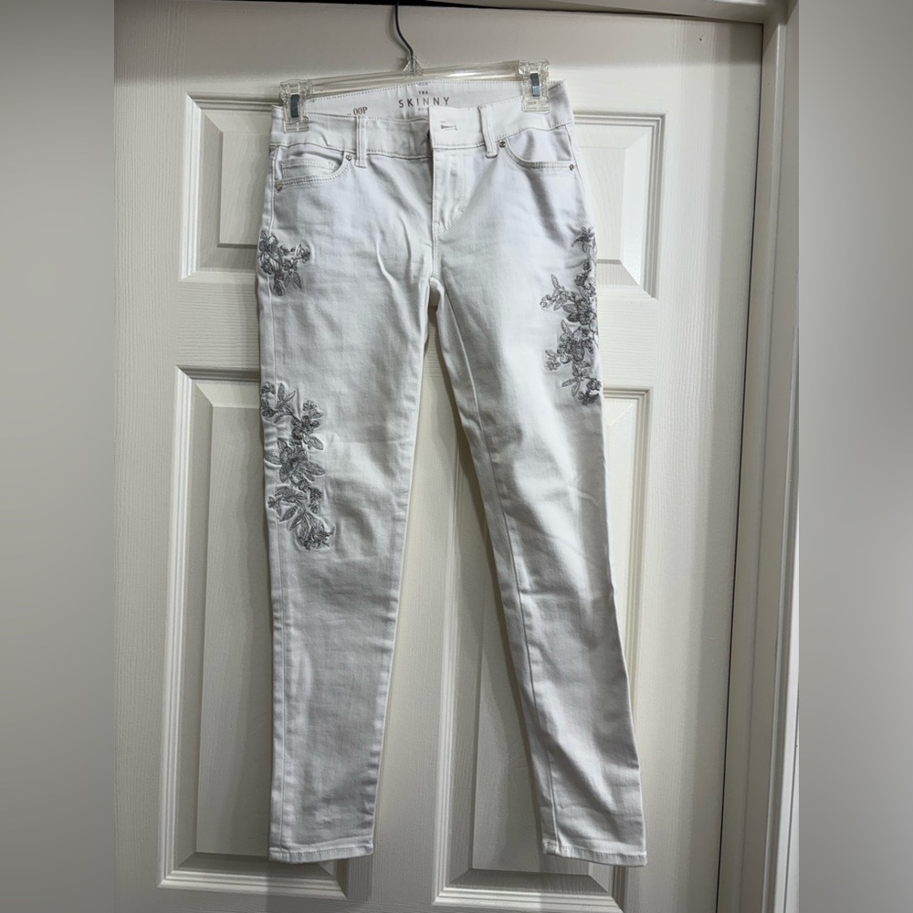 00P White House black market skinny crop in white with silver threaded details